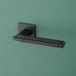 Aprile Cypresia zwarte deurklink met leer accent uit Premium collectie